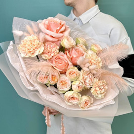 “Peach fluff” (Pantone 2024) bouquet with peony rose and dianthus