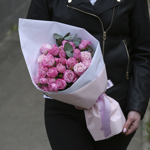 Букет цветов из 5 розовых кустовых роз Леди Бомбастик с эвкалиптом, стандартный