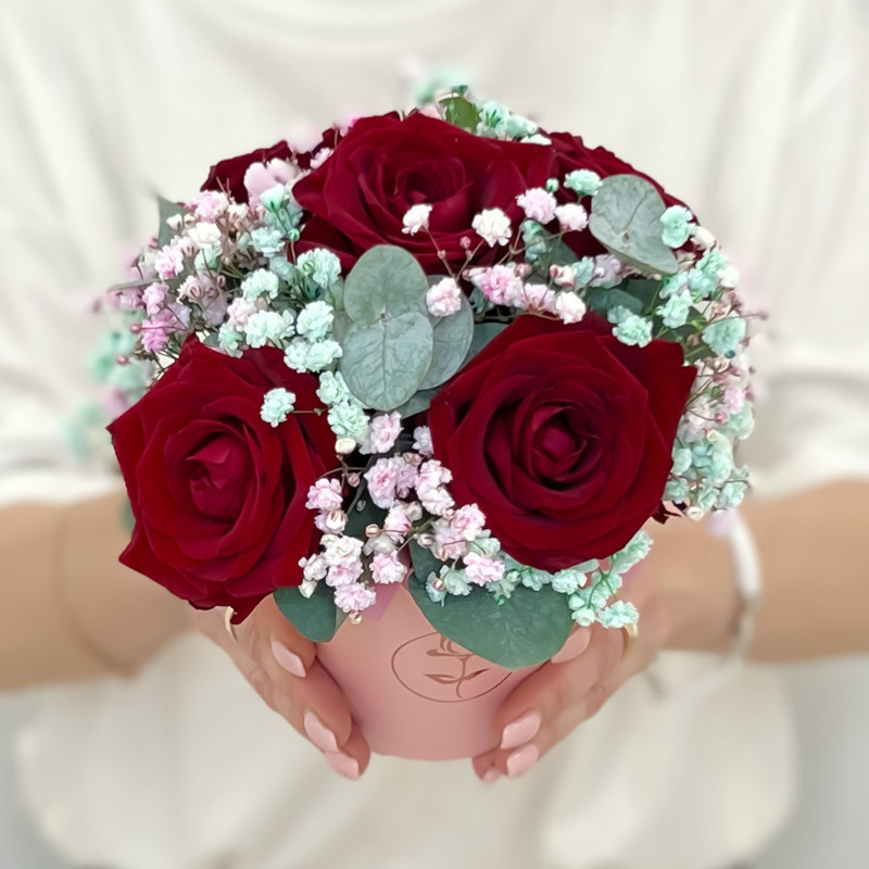 Bouquet of roses, gypsophila and Eucalyptus in a Flame glass, standart