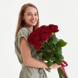Букет из 21 красной розы 50 см