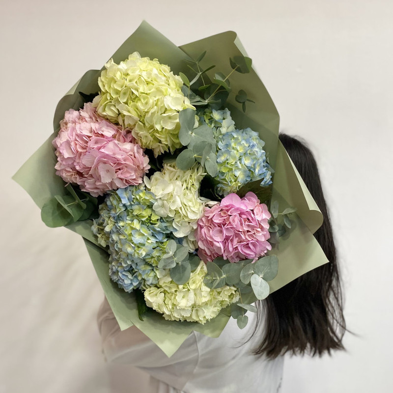 Bouquet of hydrangeas with eucalyptus, standart
