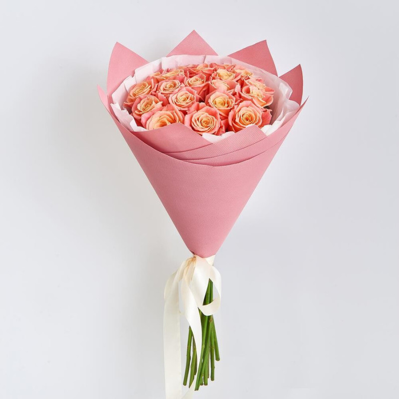 Букет из 19 персиковых роз в дизайнерской упаковке 50 см, стандартный