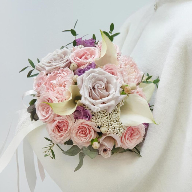 Свадебный букет из пудровых роз, калл и зелени, стандартный