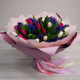 Bouquet "17 blue hyacinths, 10 white tulips, 10 red tulips in a package"