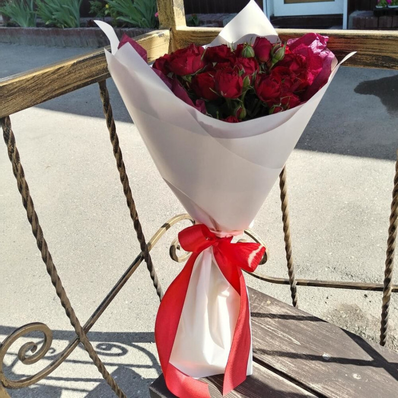 Bouquet of red bush roses, standart