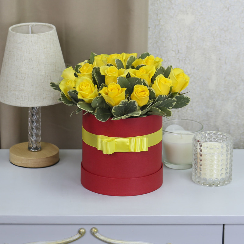 Bouquet of 19 yellow roses "Penny Lane" in a hat box, standart