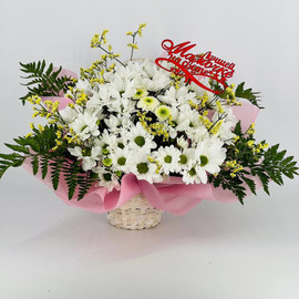 Цветочная корзина с ромашковыми хризантемами для мамы