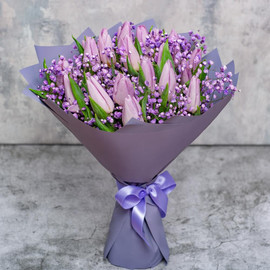 Букет «21 фиолетовый тюльпан с гипсофилой»