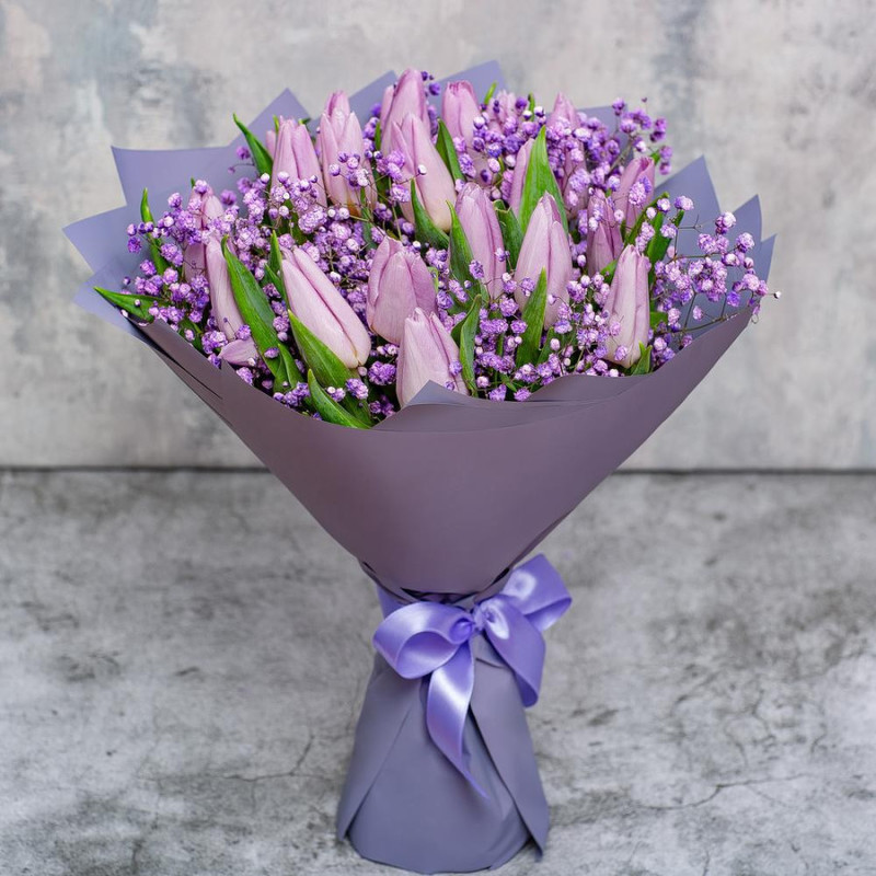 Букет «21 фиолетовый тюльпан с гипсофилой», стандартный