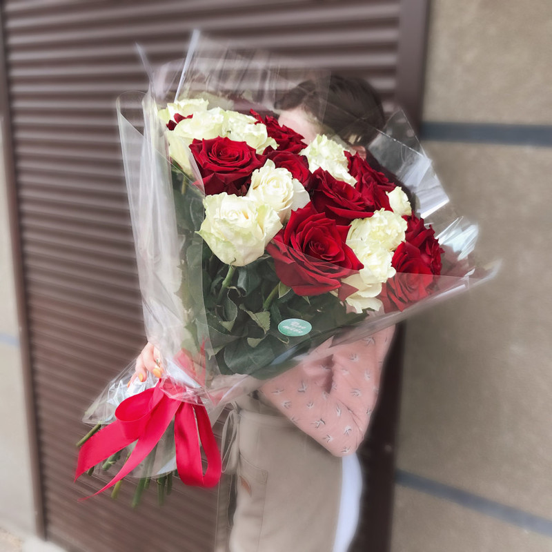 Bouquet of red and white roses, standart