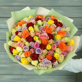 Букет из 101 разноцветных кенийских роз 40 см в упаковке