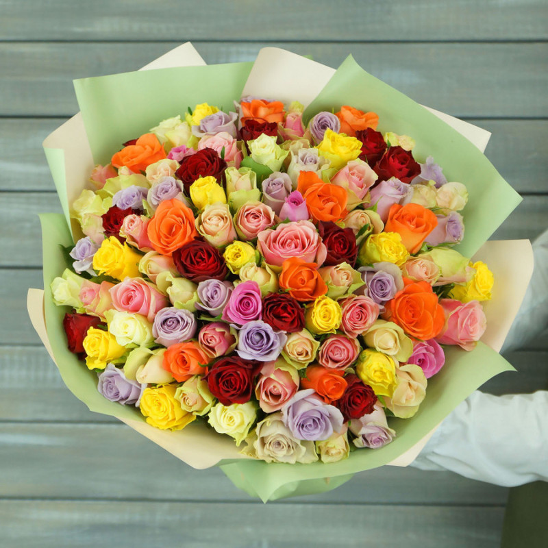Букет из 101 разноцветных кенийских роз 40 см в упаковке, стандартный