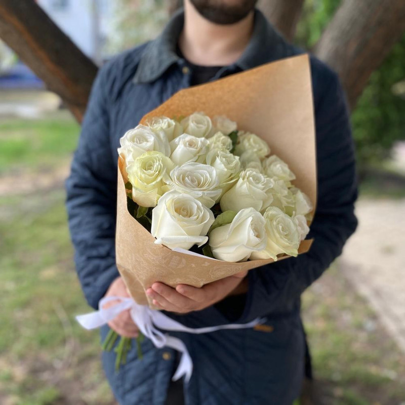 Bouquet of white roses in craft, standart