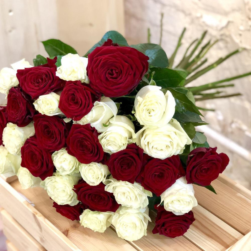 Букет из 31 белой и красной розы 60 см, стандартный