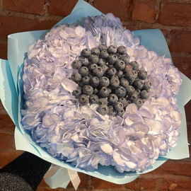 Sweet bouquet of blueberries and hydrangeas