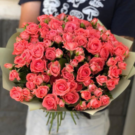 29 кустовых роз в упаковке