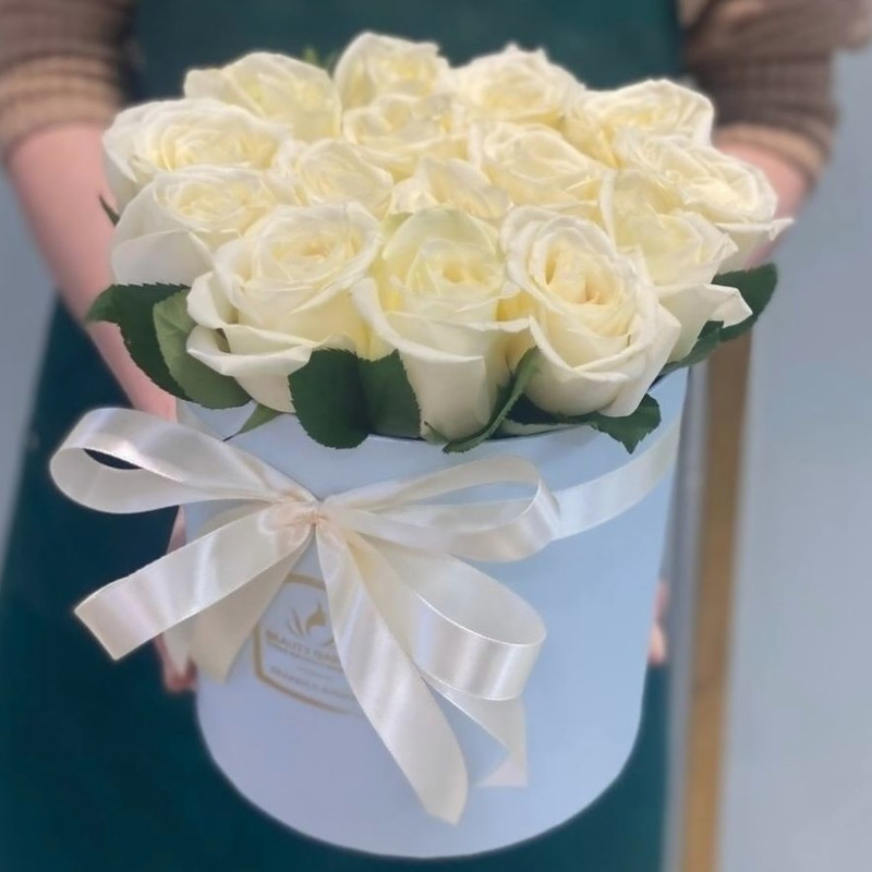 15 white roses in a hat box, standart