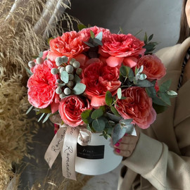 Коробка с цветами: пионовидные розы, бруния и веточки эвкалипта