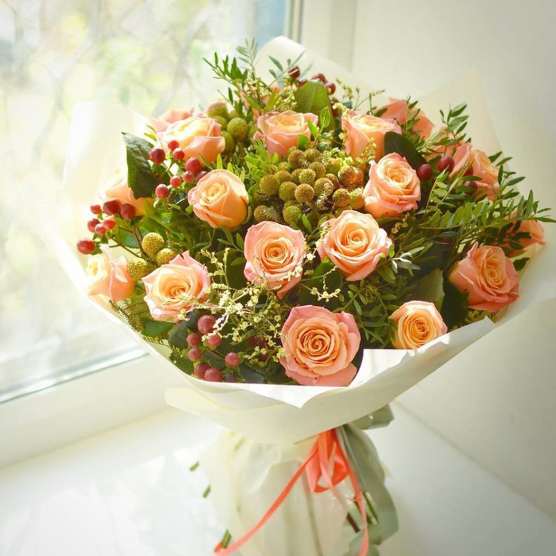 Bouquet of peach roses and hypericum, standart