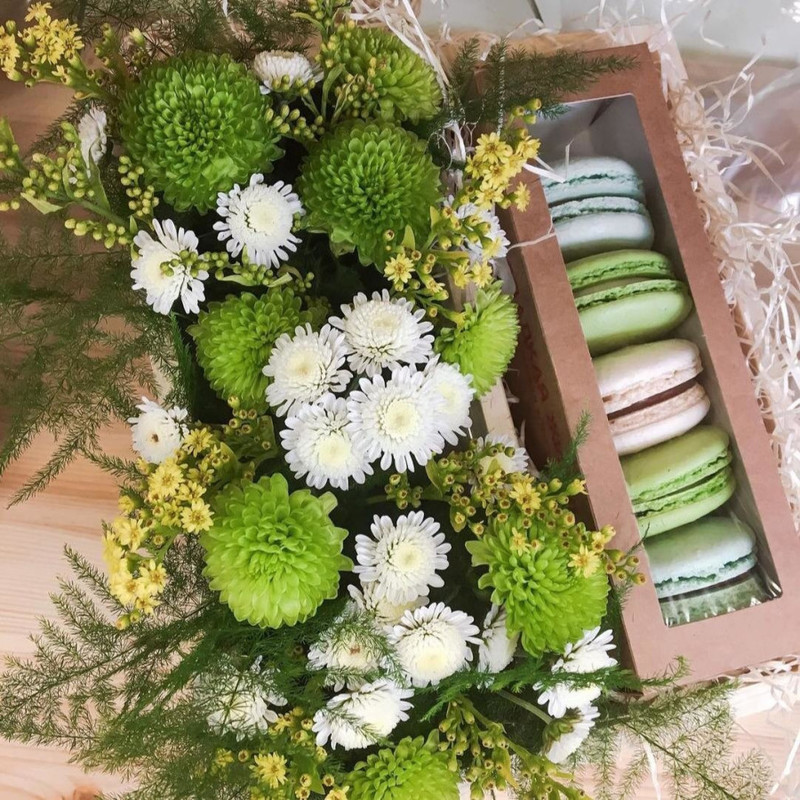 Composition with macaroons "Fragrance of summer", standart