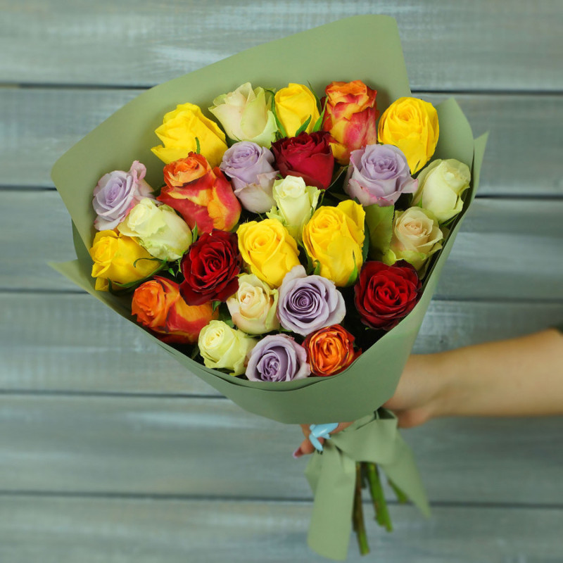 Букет из 25 разноцветных кенийских роз, стандартный