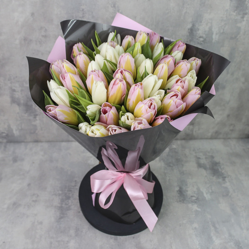 Букет из 51 тюльпана «Белые и персиковые тюльпаны в упаковке», стандартный