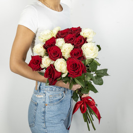Высокие красные и белые розы Эквадор 19 шт.