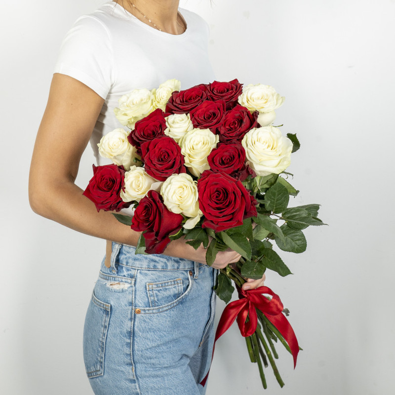 Высокие красные и белые розы Эквадор 19 шт., стандартный