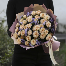 Букет из 11 кремовых кустовых роз со статицей в дизайнерской упаковке