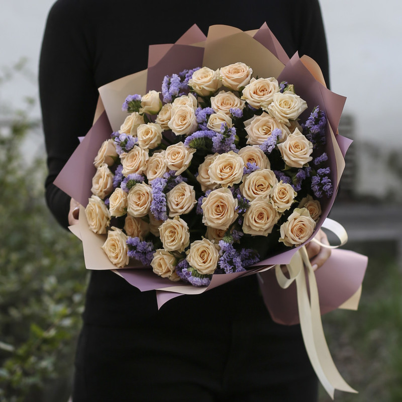 Bouquet of 11 cream spray roses with statice in designer packaging, standart