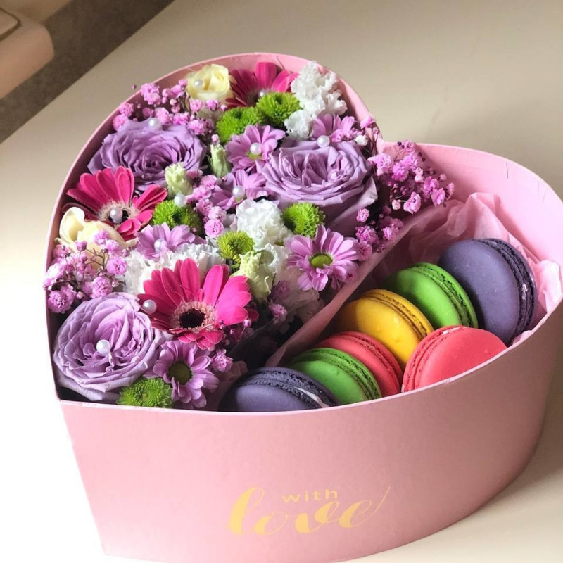 Коробка сердце с цветами и макарунсами, стандартный