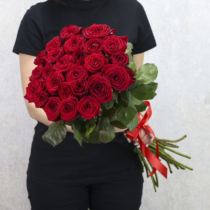 25 красных роз "Ред Наоми" 70 см, стандартный