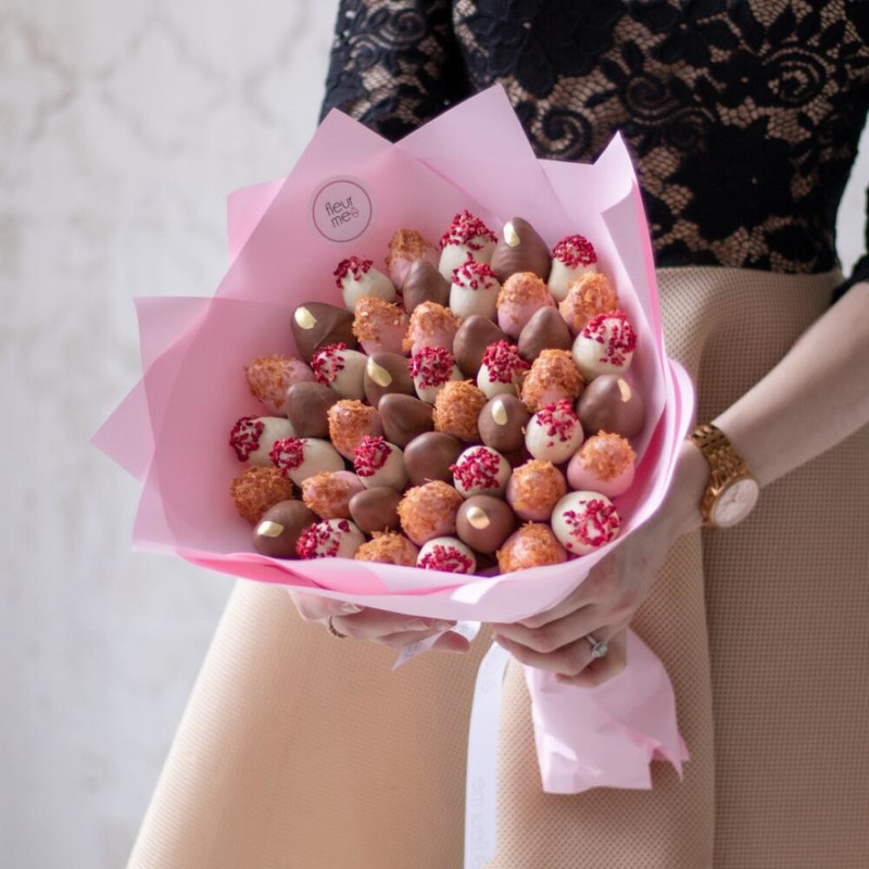 Bouquet of strawberries in chocolate for March 8 "Grangean" - M, standart