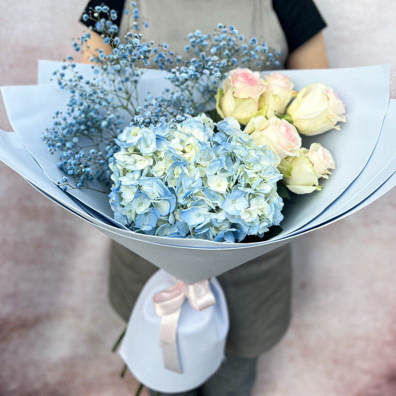 Bouquet of hydrangea and roses, standart