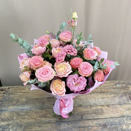 Bouquet of spray roses and eustomes