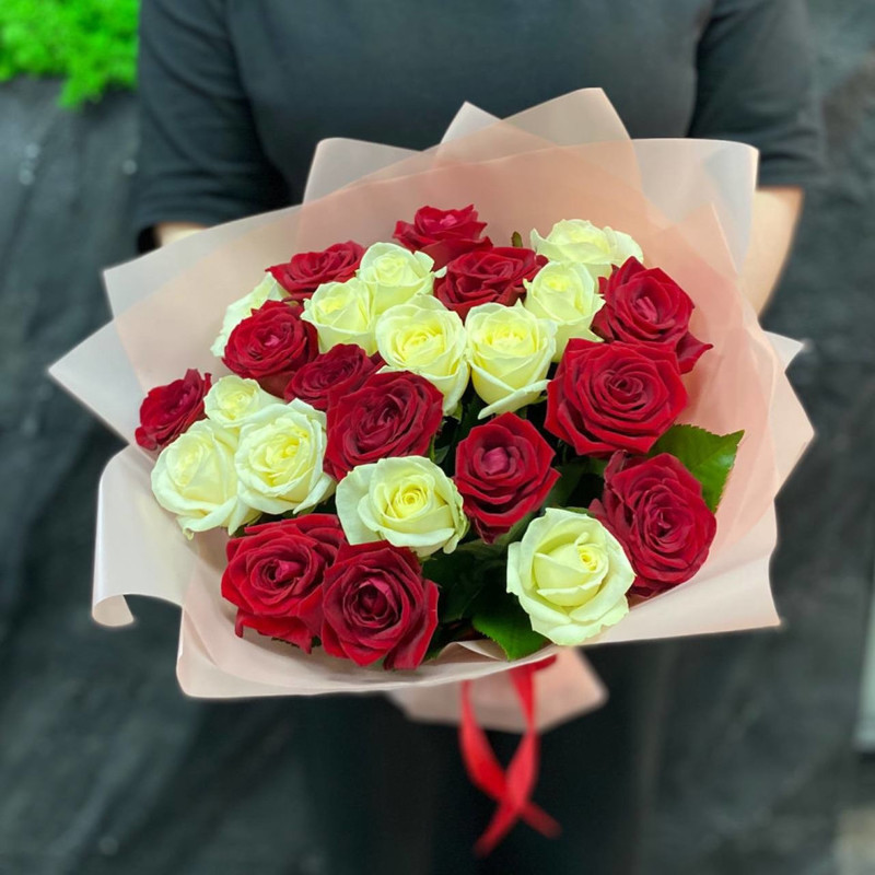 Bouquet of 25 red and white roses, standart