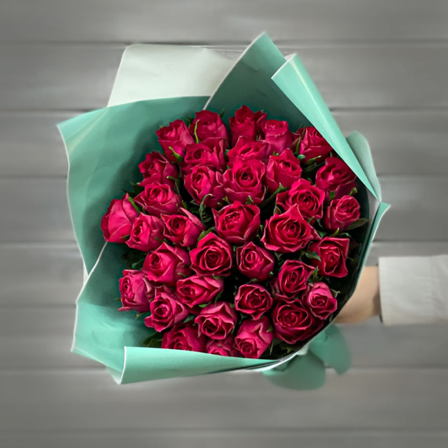 Букет из 25 малиновых роз 40 см в упаковке, артикул: 333087572, с доставкой в город Москва (внутри МКАД)