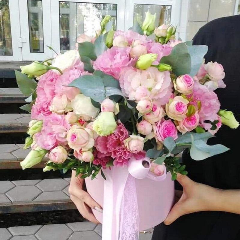 Roses and eustoma in a box, standart