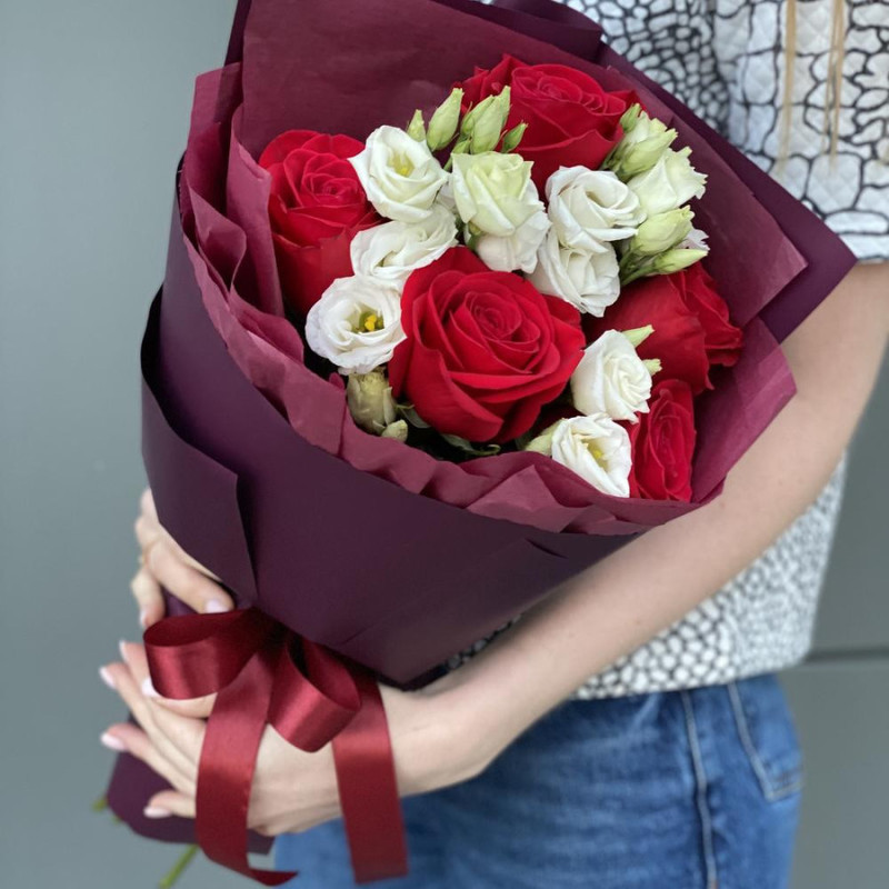 Bouquet with red roses and eustoma Iskra, standart