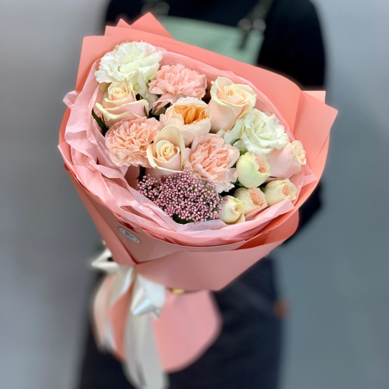 Bouquet with roses and varietal carnations "Creamy fudge", standart