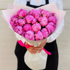 Букет из 15 розовых пионов в дизайнерском оформлении 50 см