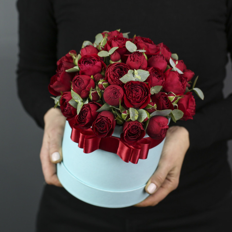 Красные пионовидиные кустовые розы с эвкалиптом в голубой коробке, стандартный