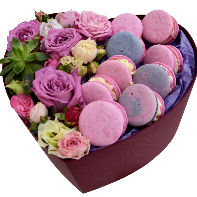Коробка сердце с цветами и пирожными  макарунс, стандартный