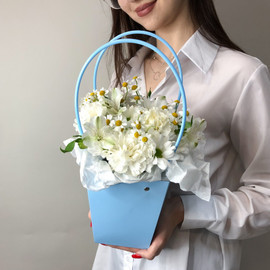 Неженка - сумочка из хризантем и ромашек