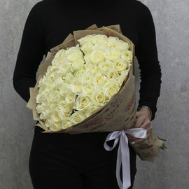 51 белая роза "Аваланч" 50 см в крафт бумаге