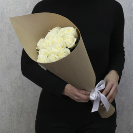 15 белых роз "Аваланч" 40 см в крафт бумаге