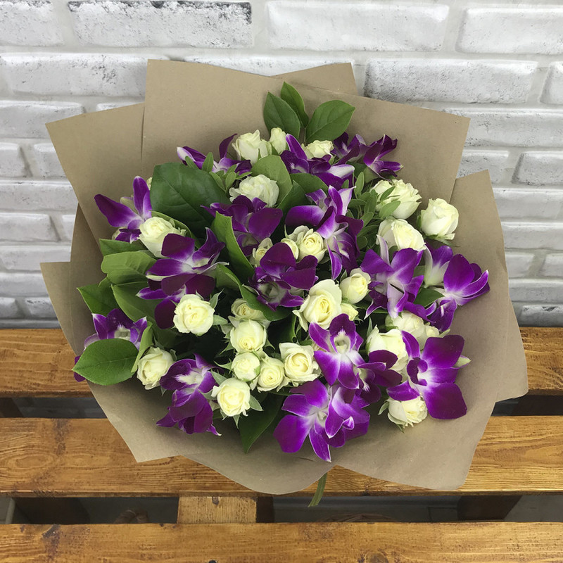 Кустовые белые розы и орхидея, артикул: 333028238, с доставкой в город  Москва (внутри МКАД)