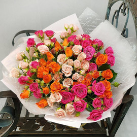 Букет из разноцветной кустовой розы
