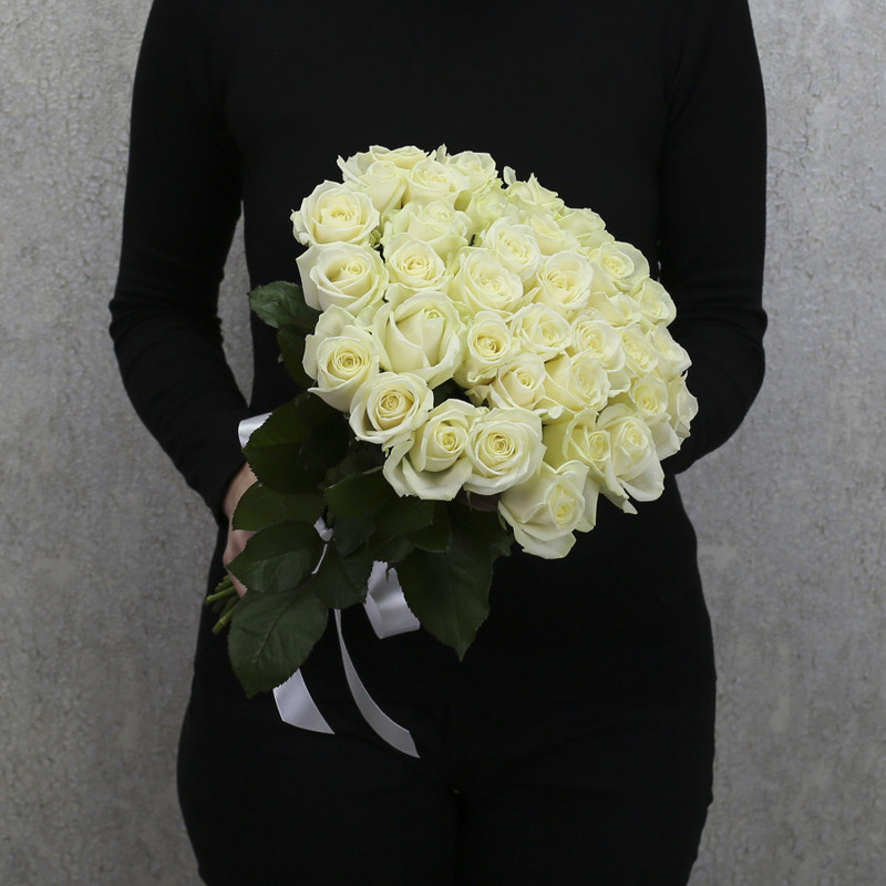 35 белых роз "Аваланч" 40 см, стандартный