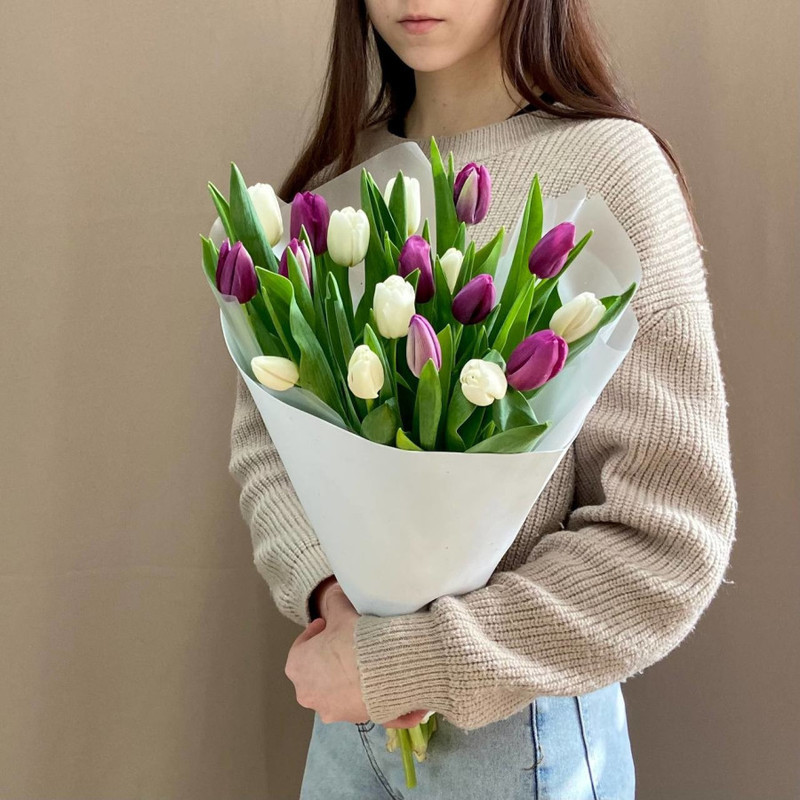 Bouquet of white and purple tulips, standart